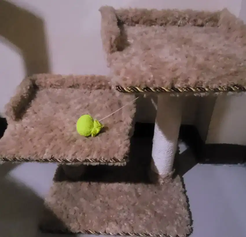 Tempat mainan kucing tingkat