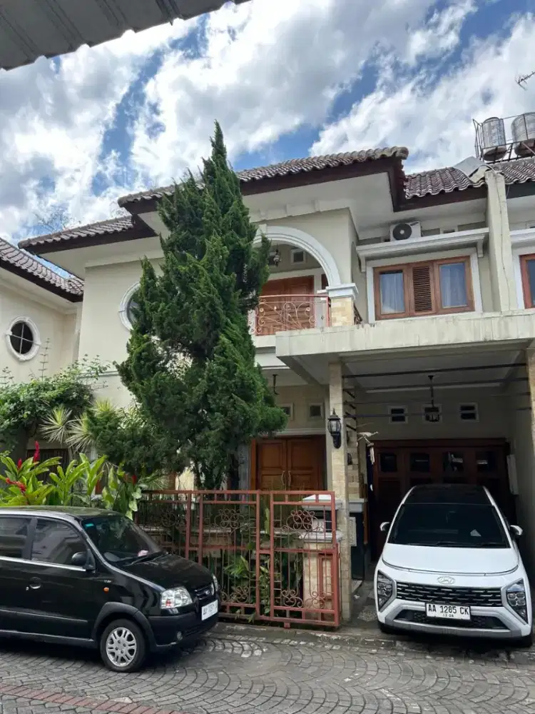 RUMAH MEWAH DI KOMPLEKS ELITE KOTA MAGELANG