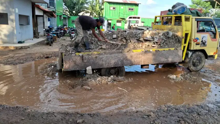 Urugan material puing dan buang sampah