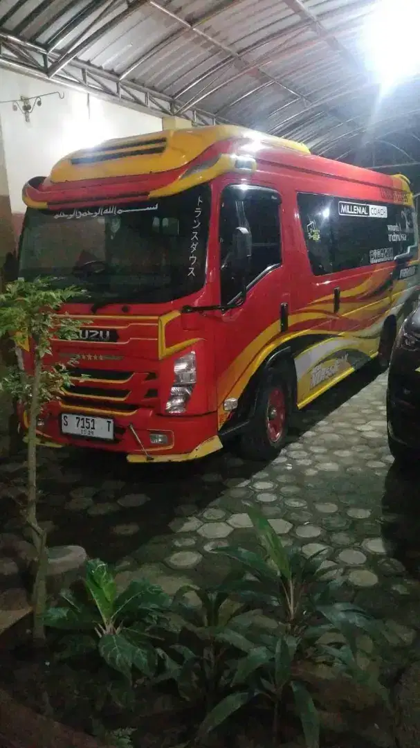 Isuzu elf long giga mewah