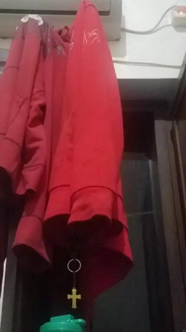 uniqlo jaket merah motogp. tag marquez