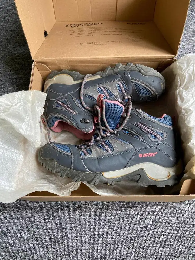 Sepatu gung hitech size 40