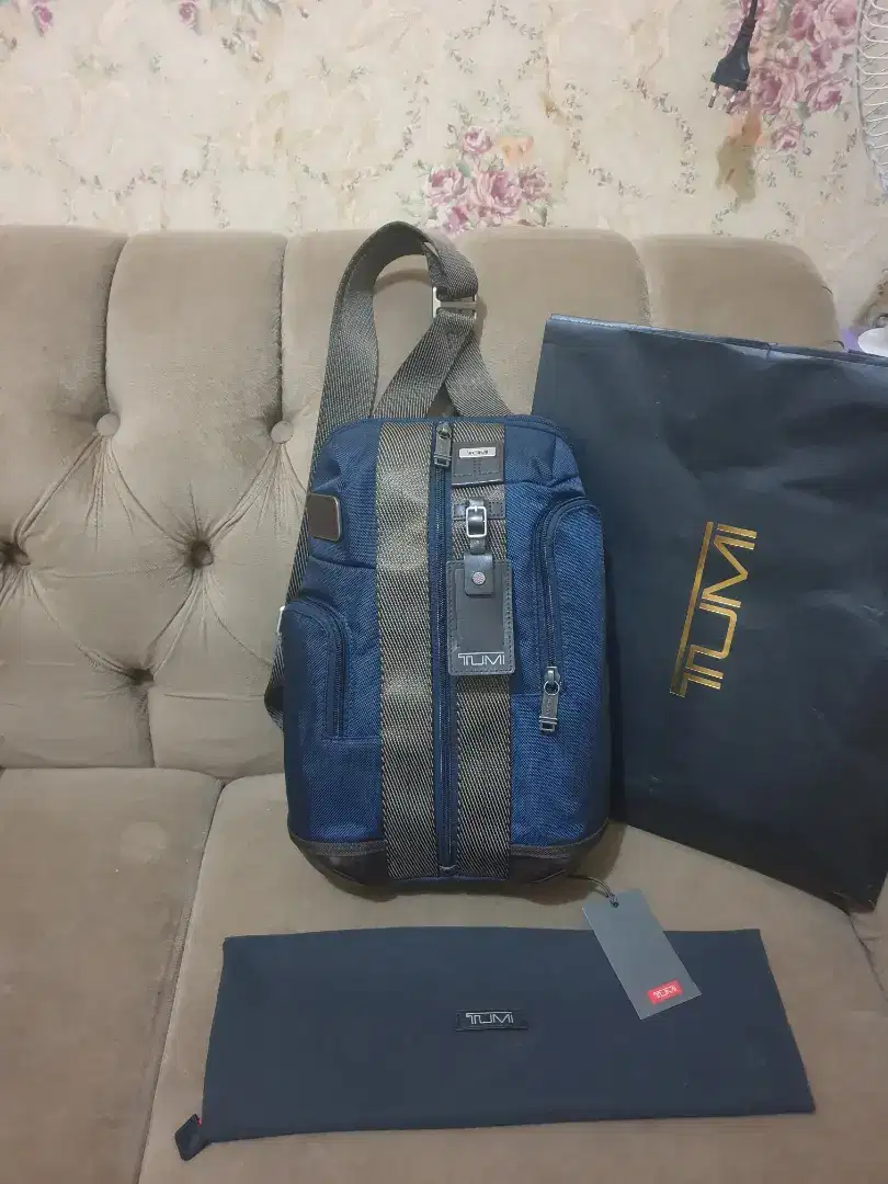 Like new .authentic tas selempang .body bag tumi
