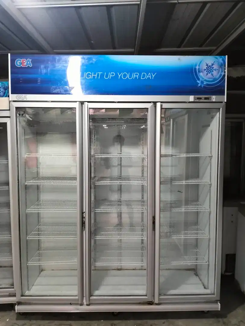 Showcase chiller 2 dan 3 pintu