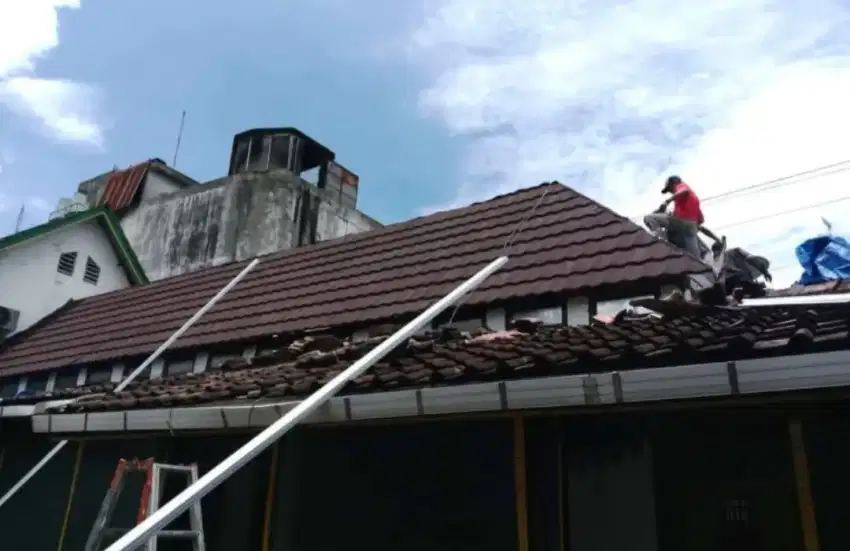 Renovasi atap lama ganti baja ringan terpasang murah dan bergaransi