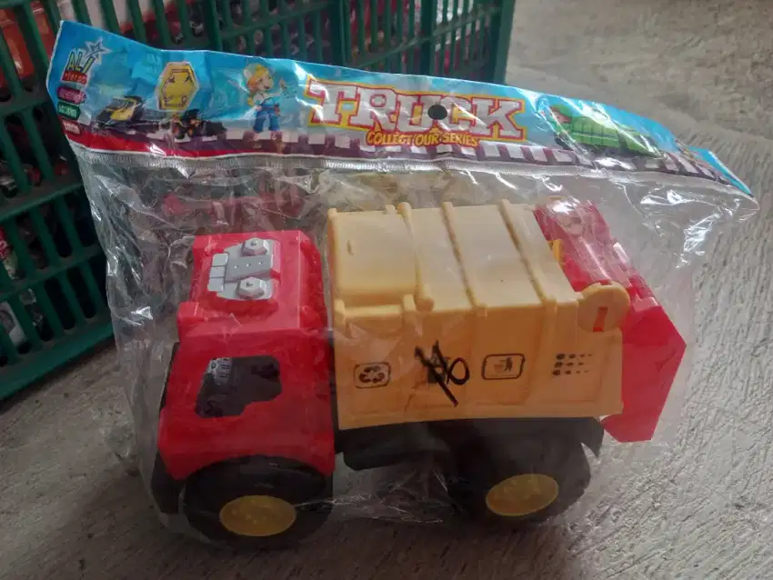 Mainan anak truk sampah