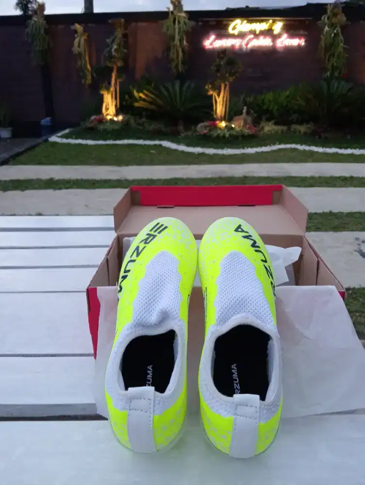 Sepatu bola original lokal dari erzuma