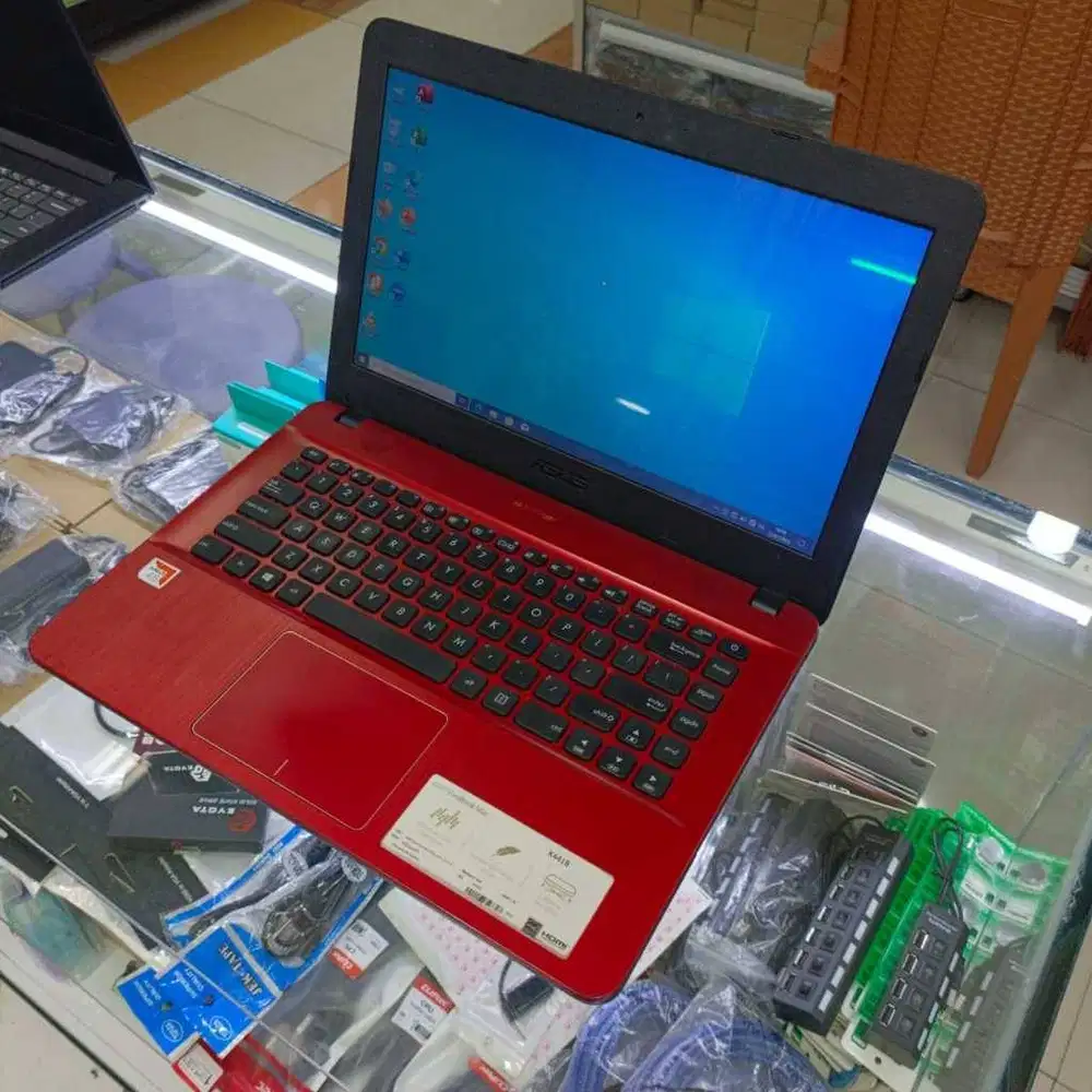 Laptop Asus AMD A6-9225 REDEON R4 ram 4gb ssd 128gb display 14 inc