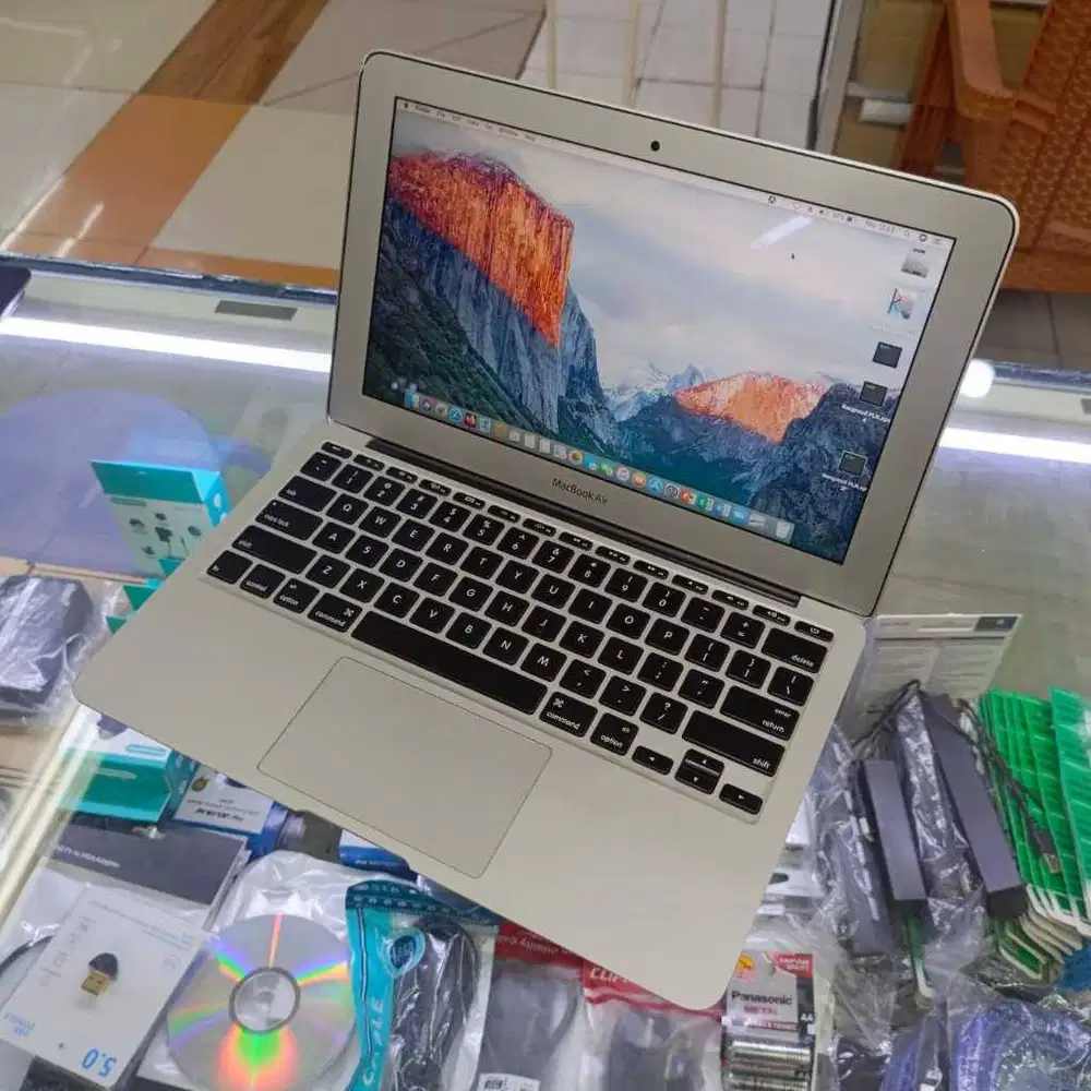 laptop macbook air 2015 display 11inc core i5 ram 4gb ssd  128gb