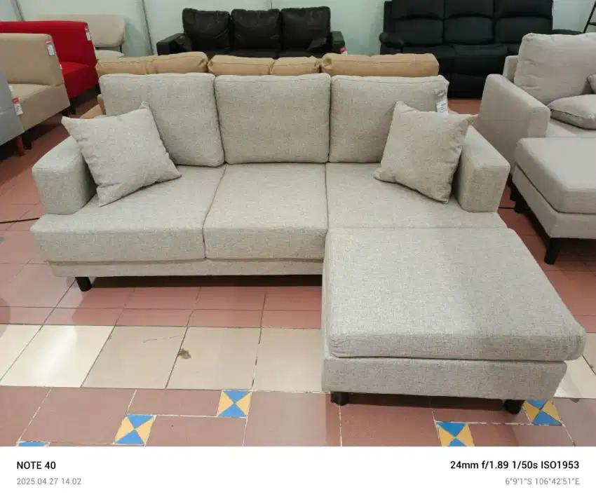Glivel Sofa 3 dudukan dengan Ottoman