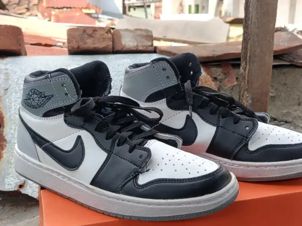 Sepatu Nike air warna putih dominan  hitam