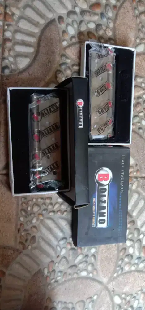 Engsel Pintu Bolzano