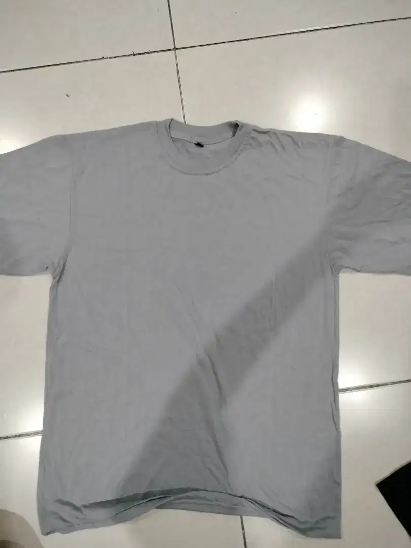 T shirt katun baru & bekas seperti baru