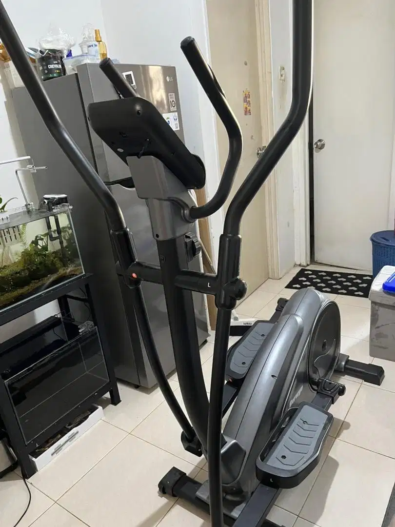 Alat Gym Sepeda Eliptical Cross Trainer Merk Berwyn