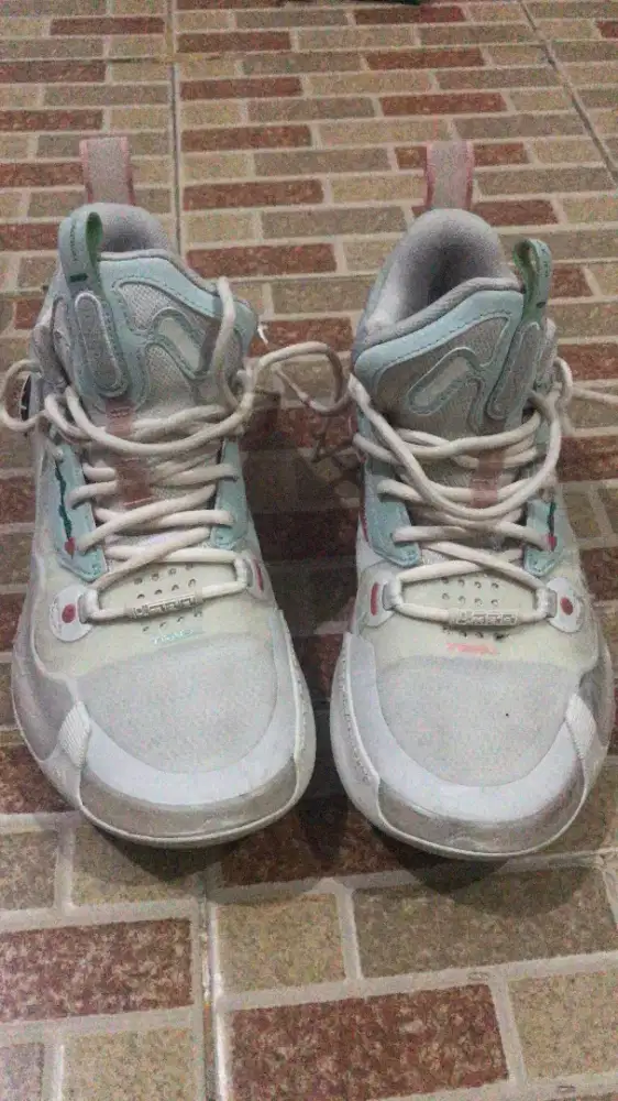 Sepatu basket wow 10 low valentine