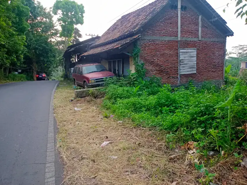 Tanah pinggir jalan raya gunung Pati- Ungaran