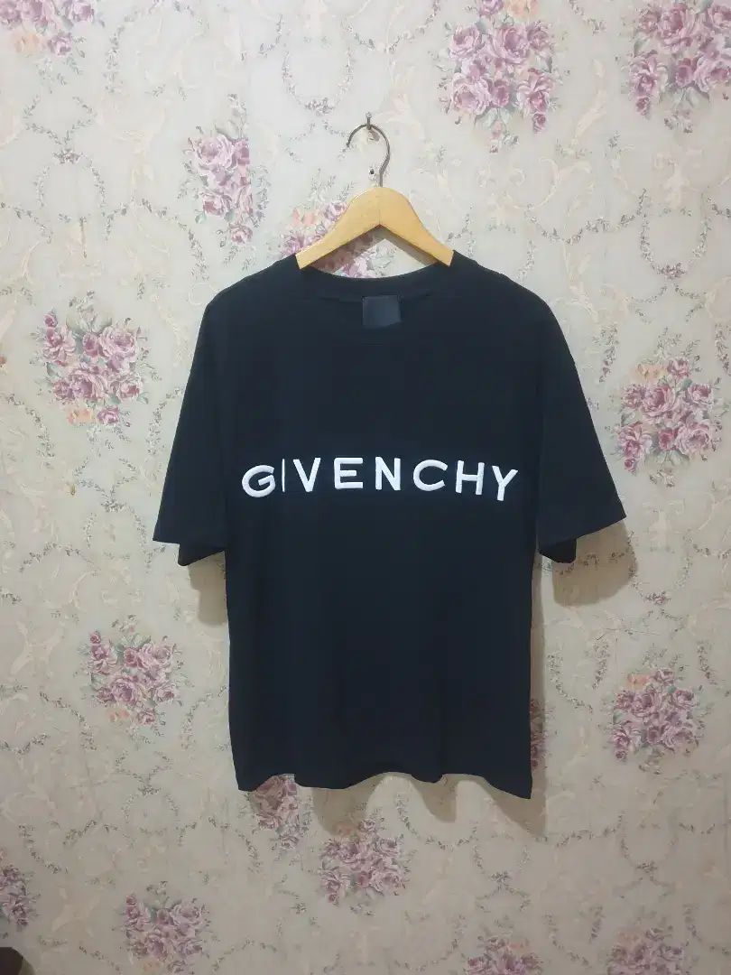 Like new .authentic kaos .shirt givenchy size L