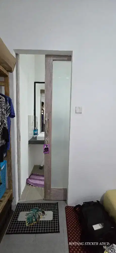 Pembatasan kaca kamar pasang stiker sanblast & riben sesuai keinginan