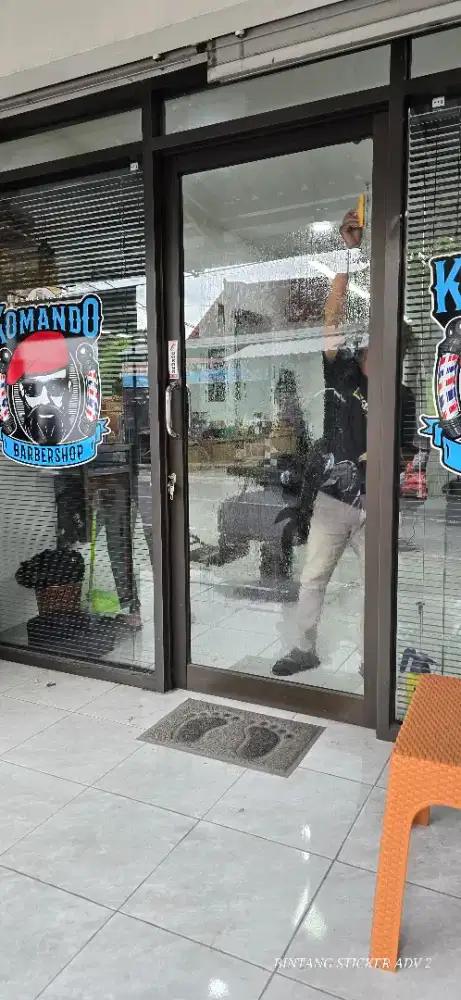 Pemasangan sticker cutting dan kaca film