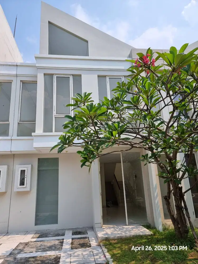 Rumah Grand Pakuwon siap huni bangunan 2 lantai dekat Food Junction