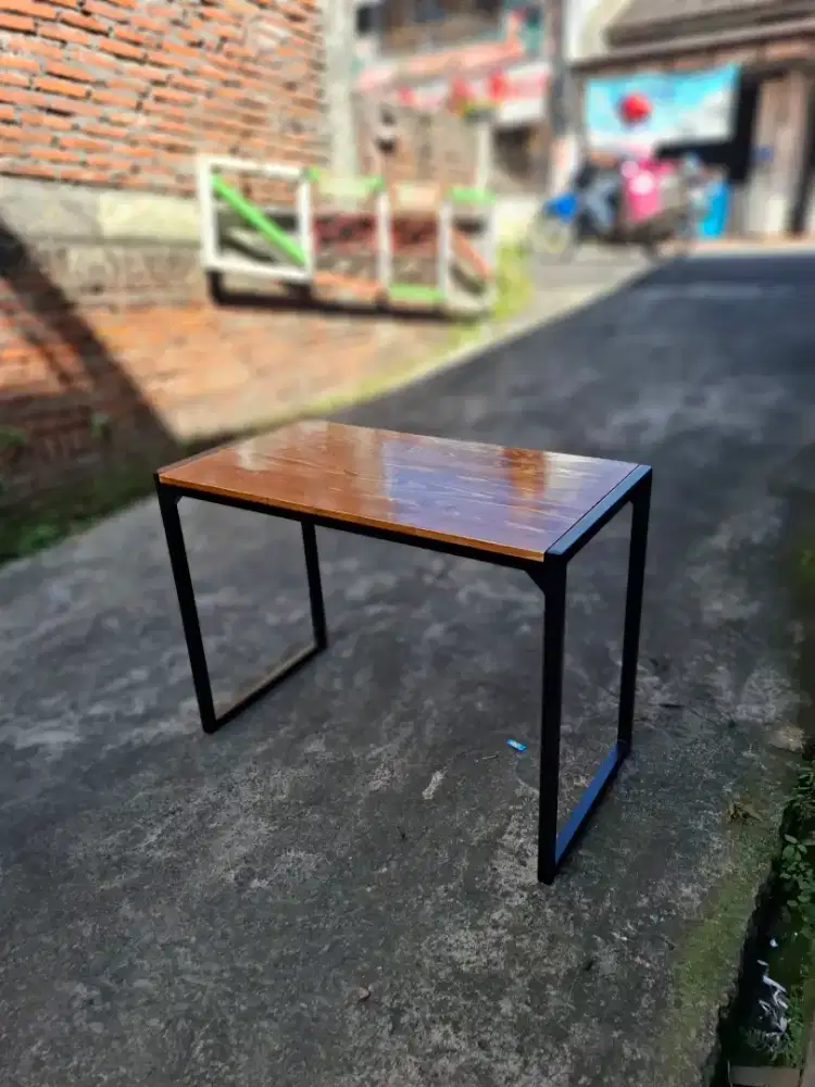 Meja makan industrial