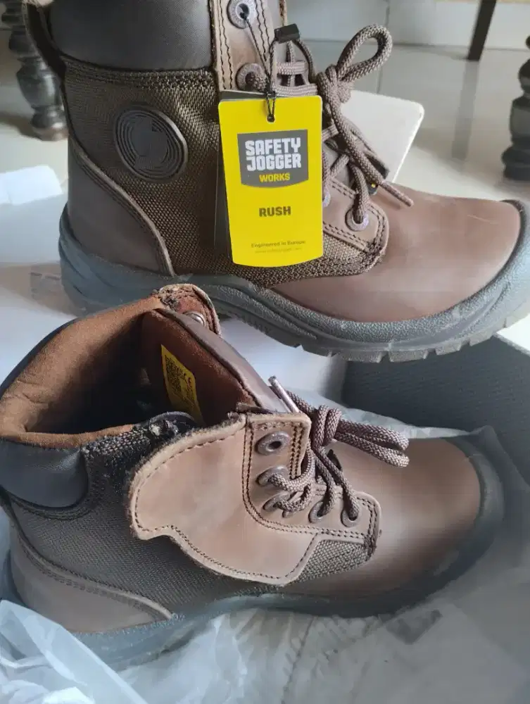 Sepatu safety pria