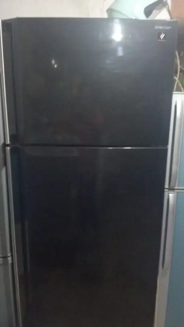 Dijual kulkas 2 pintu jumbo merk Sharp Ion Plasmacluster bergaransi