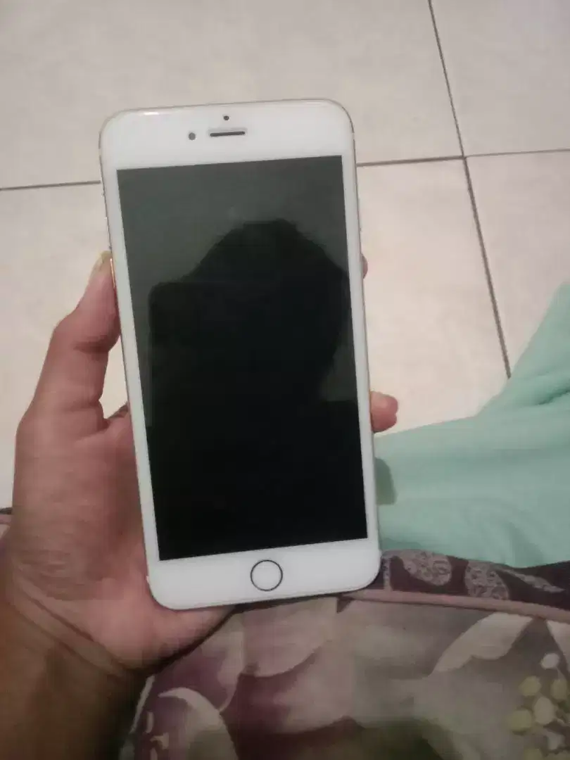 Di jual handphone iPhone 6 plus