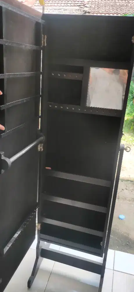 Rak Aksesoris Dengan Kaca Kayu Mahoni