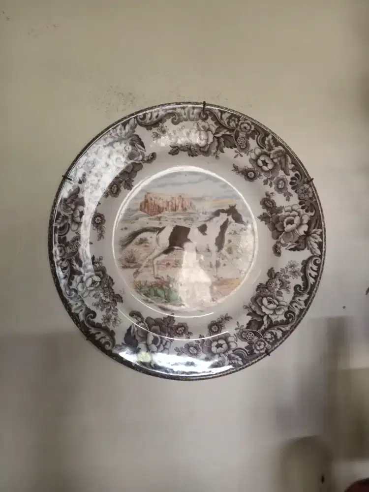 Piring pajangan bergambar kuda