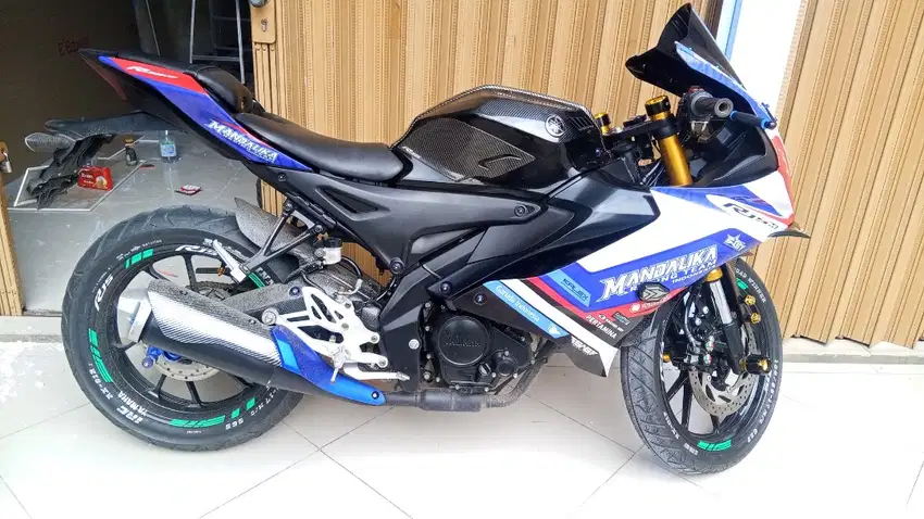R15 v4 2023 hitam