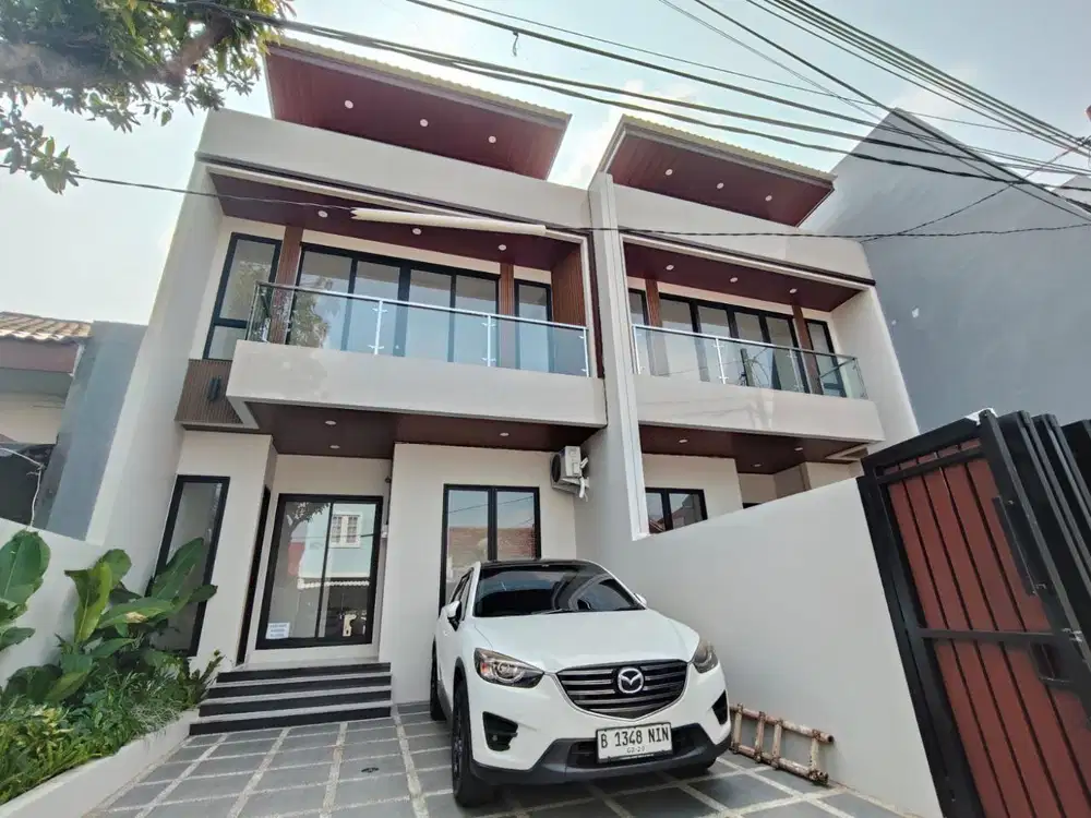 Rumah siap huni dengan berbagai fasilitas lengkap  carport 2 mobil