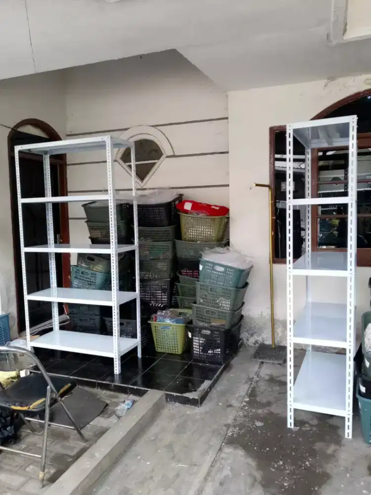 Rak besi siku lobang