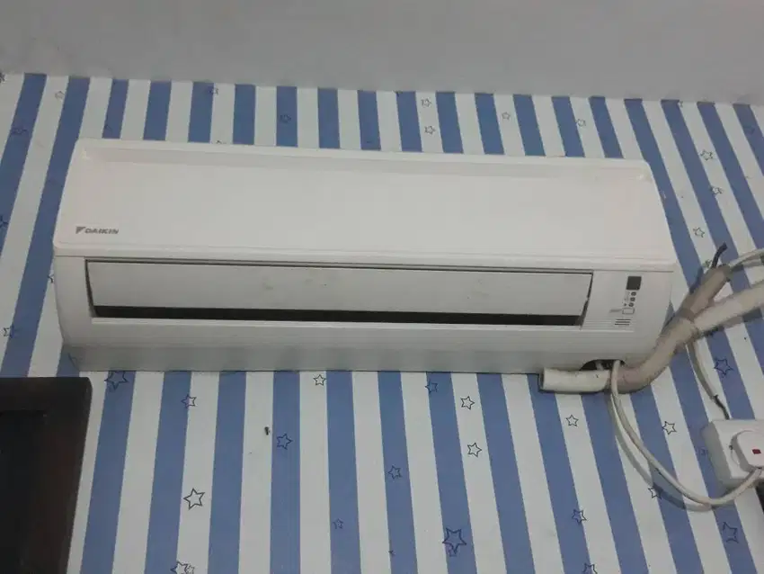 Dijual AC Daikin 1/2pk type RV 15CXV14