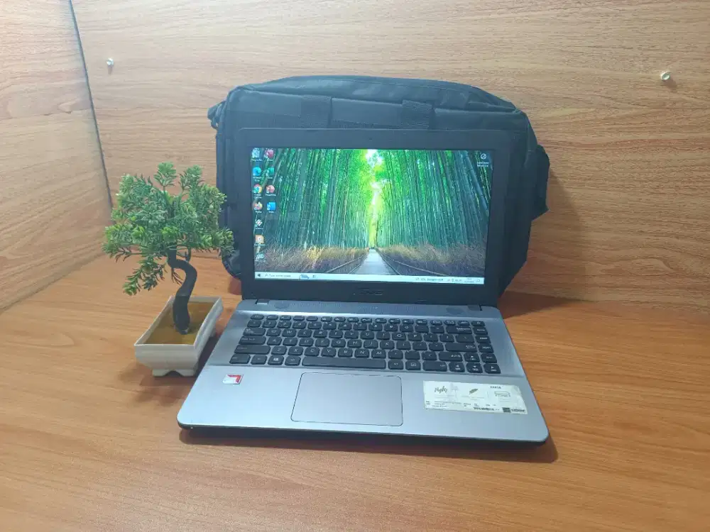 Laptop lama tidak terpakai. Jual saja di tiktok komputer.