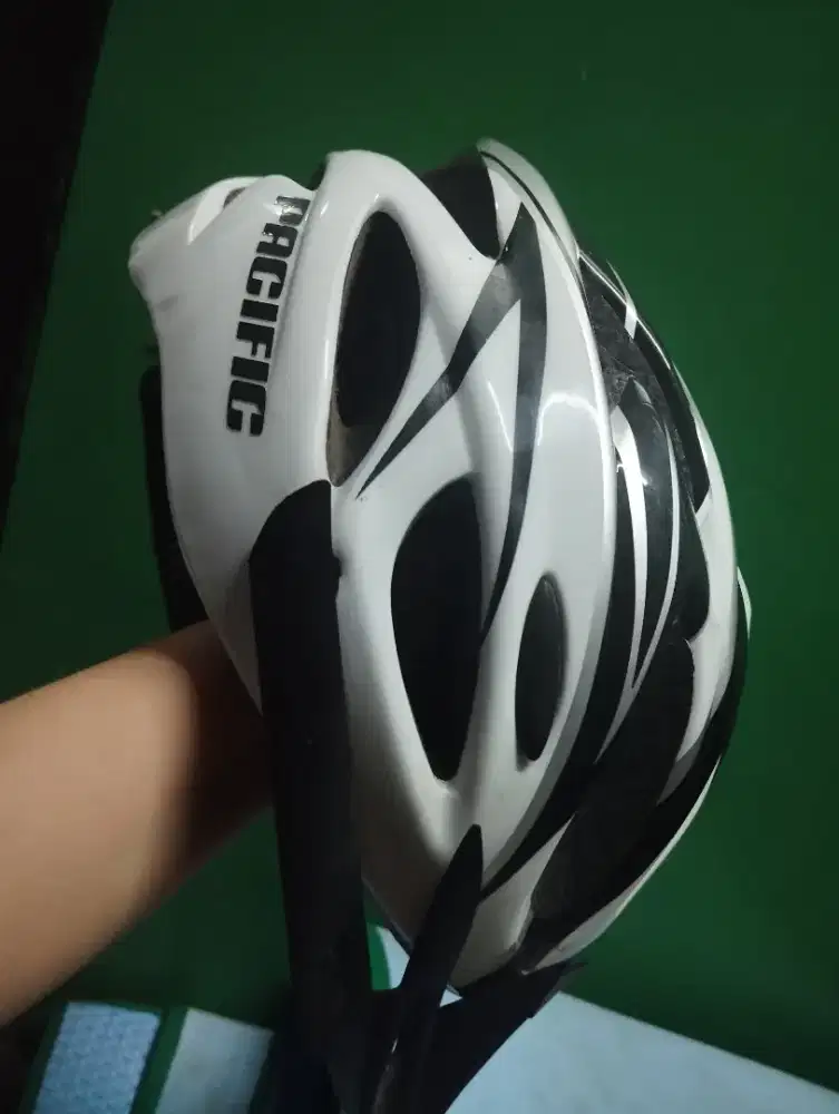 HELM SEPEDA PACIFIC BW