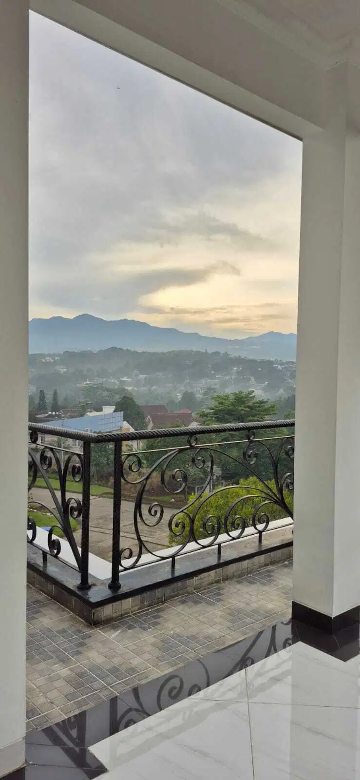 Di jual rumah cantik dlsiap huni dilengkapi dengan kolam renang