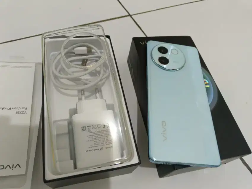 Vivo v30e amoled layar lengkung cakep ram 8/128  fulset full ori semua