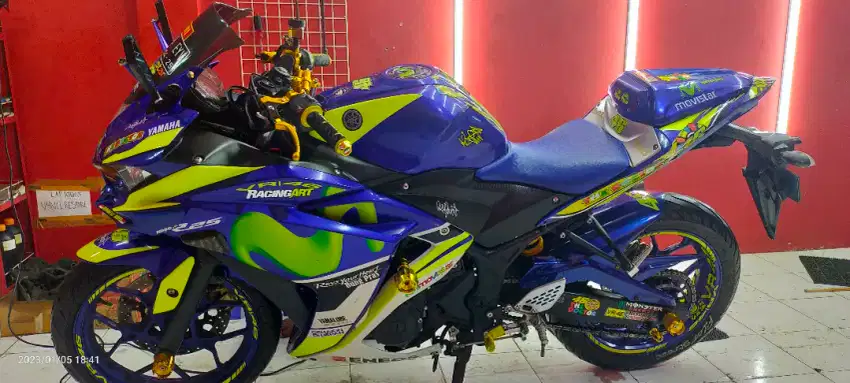 Yamaha R25 edisi Movistar (Valentino Rossi 46)