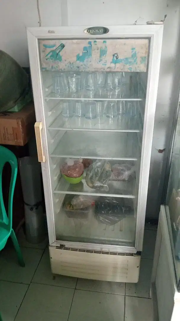 Showcase minuman merk frigigate