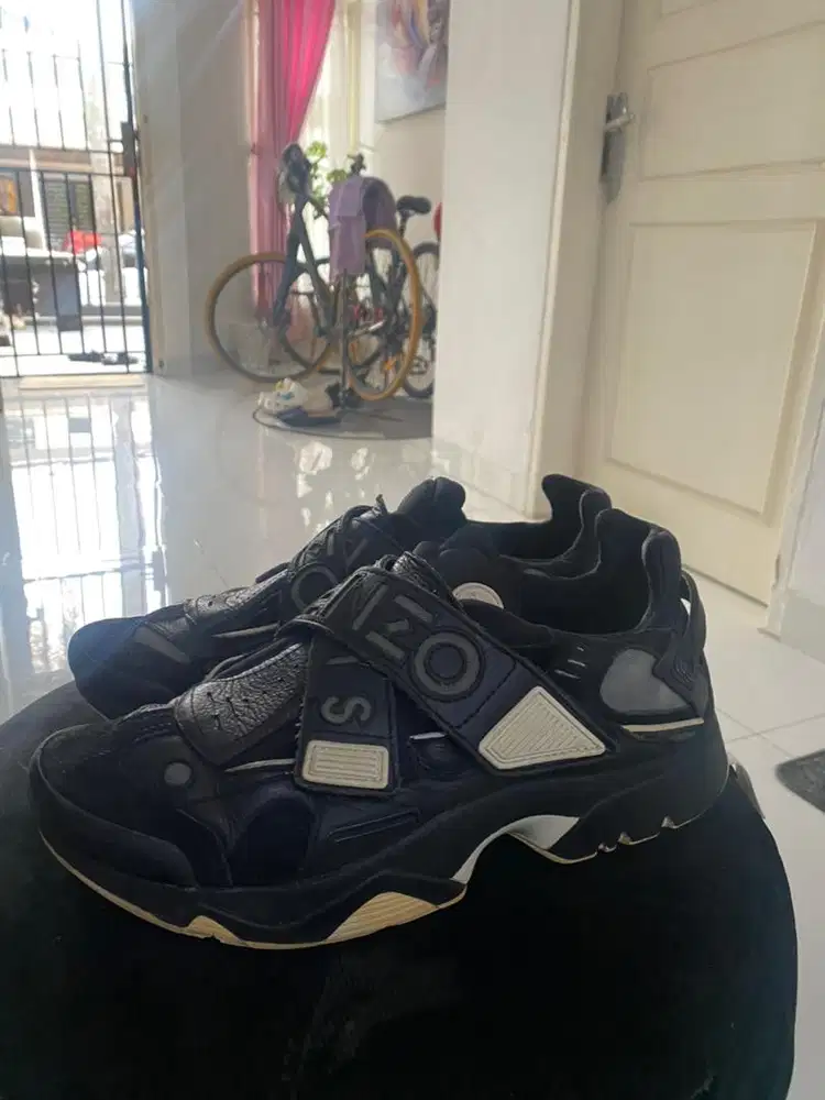 Sepatu Kenzo dan givhency
