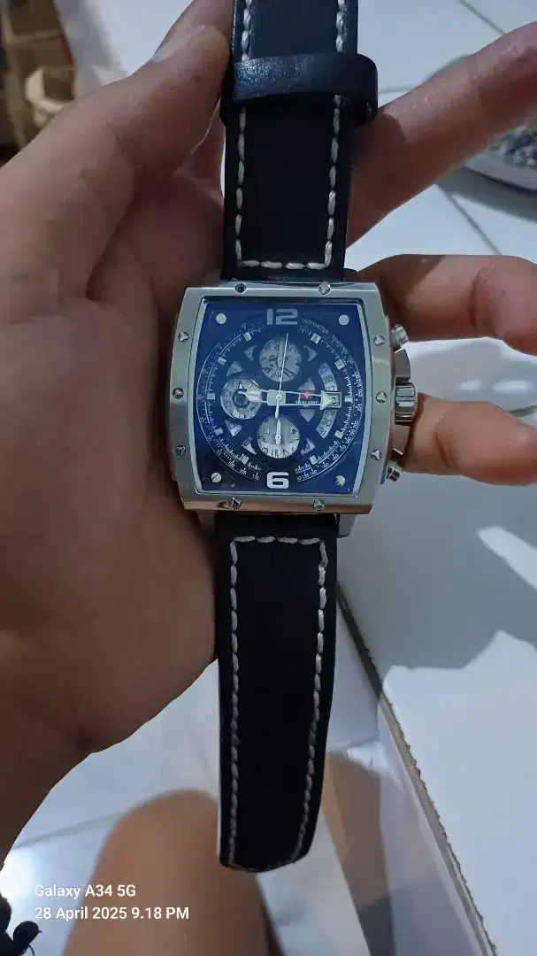 Jam tangan koleksi pribadi merk SWISS ARMY