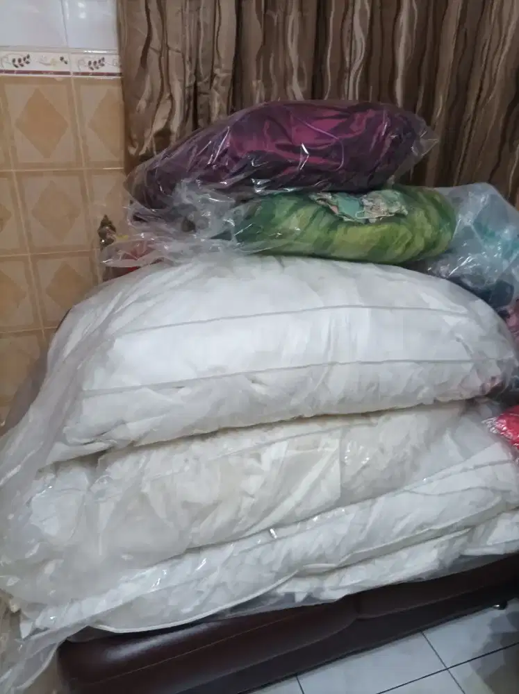 Gaun pengantin putih dan warna