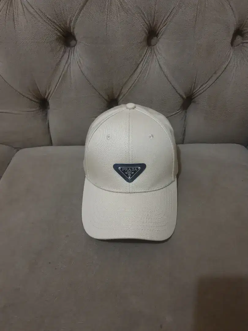 Mulus .authentic topi prada