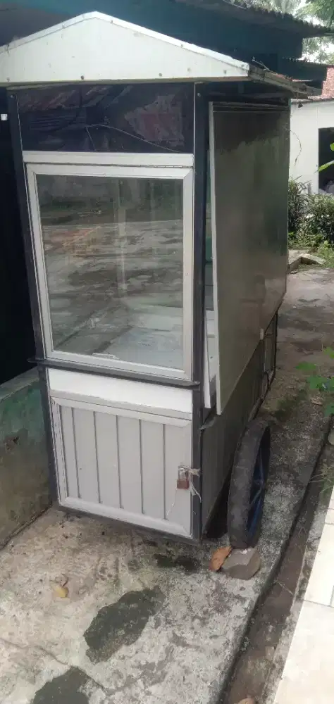 Gerobak bekas jualan baso bakar