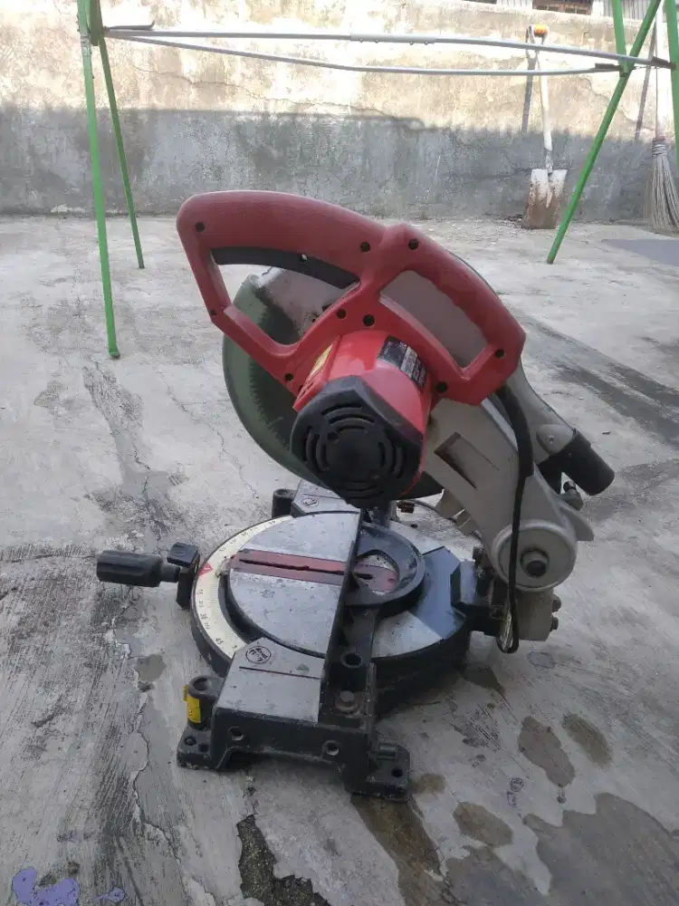 Mesin potong aluminium