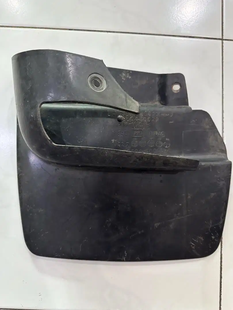 Karpet lumpur Vxr80 depan kiri  Mud guard Land cruiser Vxr80