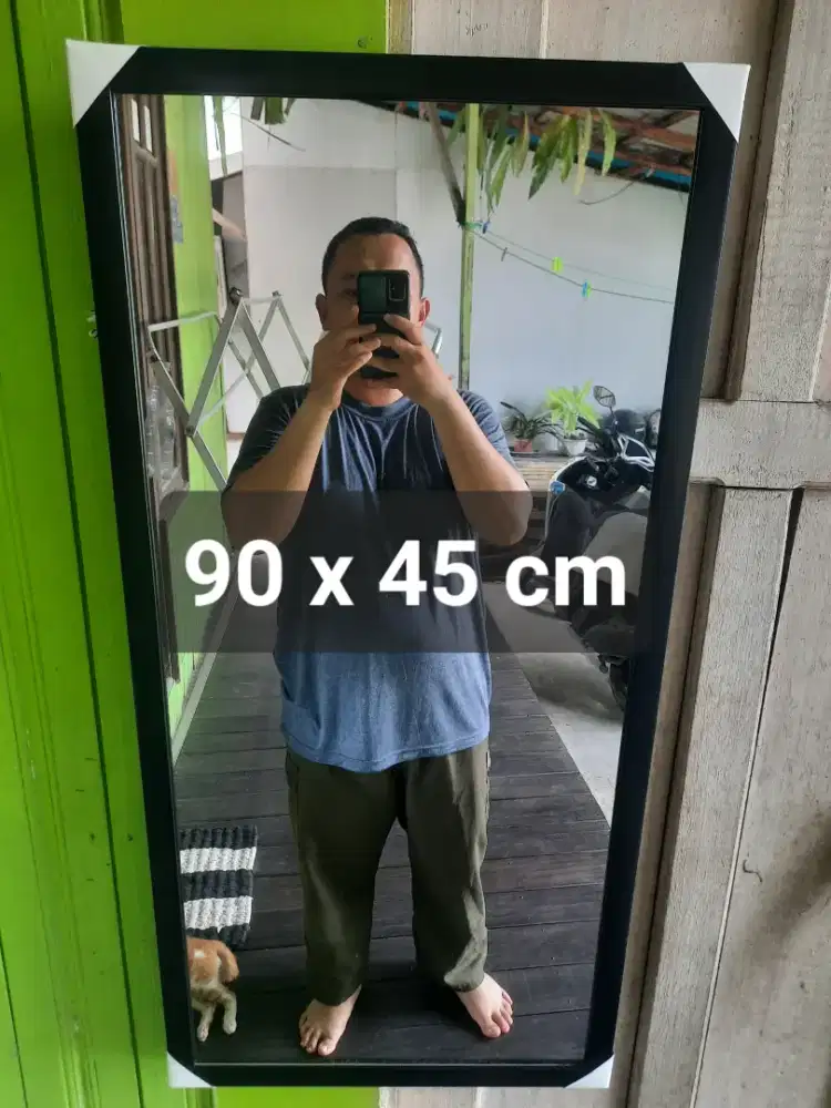 Cermin full body (seluruh tubuh)