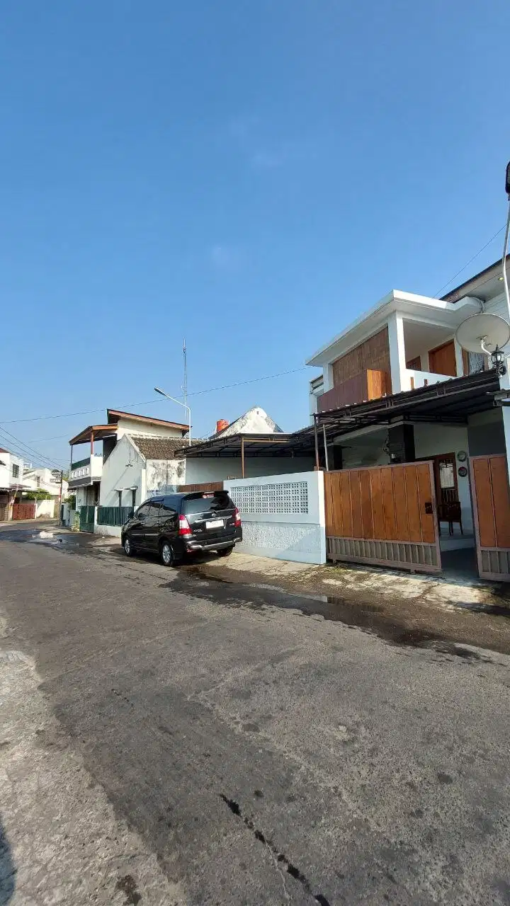 Rumah Tepi Jalan Aspal Utara AMIKOM Condongcatur view Persawahan
