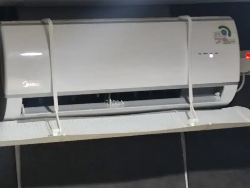 AC Midea 0.5 PK MSFC-05CRN1-32 AC bekas